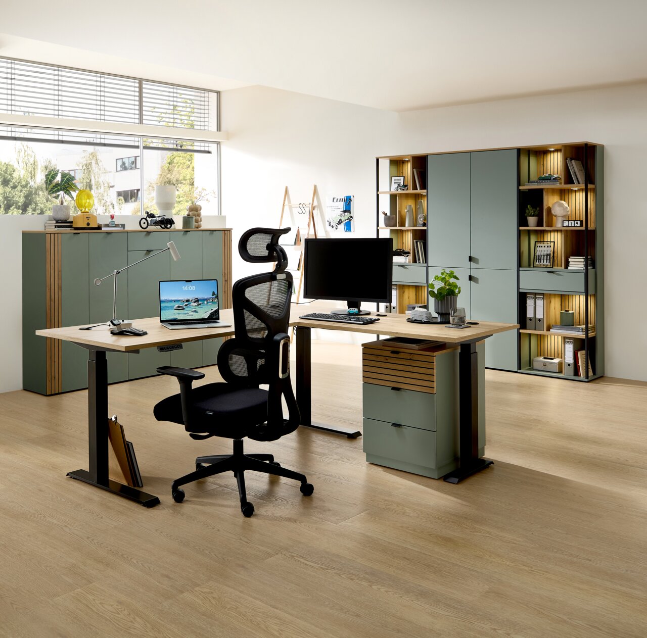 Moderne kantoorinrichting met een hoekbureau, een ergonomische stoel en kantoorkasten in een lichte ruimte, gezien vanuit de zijkant.