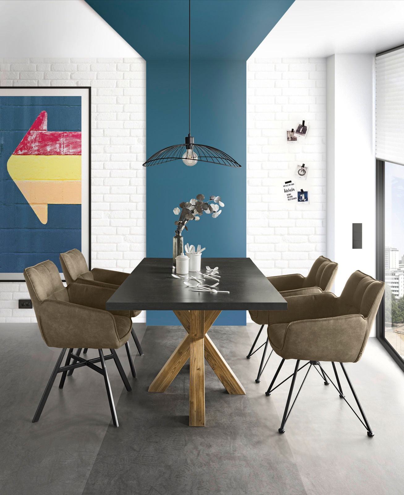 Esszimmer mit modernem Tisch und sechs drehbaren Armlehnstühlen der Serie FRISCO von Set One by Musterring, seitliche Perspektive.