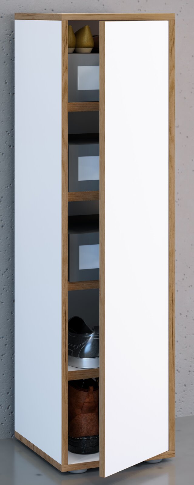 Schmaler, hoher Schuhschrank mit Holzrahmen und weißer Front, seitlich offene Fächer mit Schuhen und Boxen, perspektivisch in leichter Schrägansicht von vorn