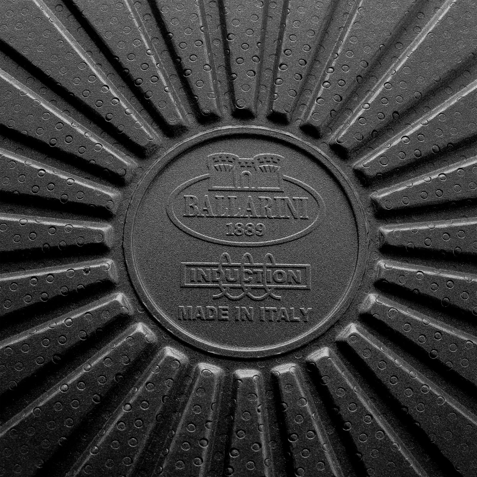 Unterseite einer BALLARINI Bratpfanne mit Induktionsboden, Made in Italy, von oben betrachtet.