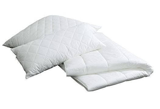 Ganzjahresbett 200x200cm mit zwei Kissen, aus der Vogelperspektive fotografiert.