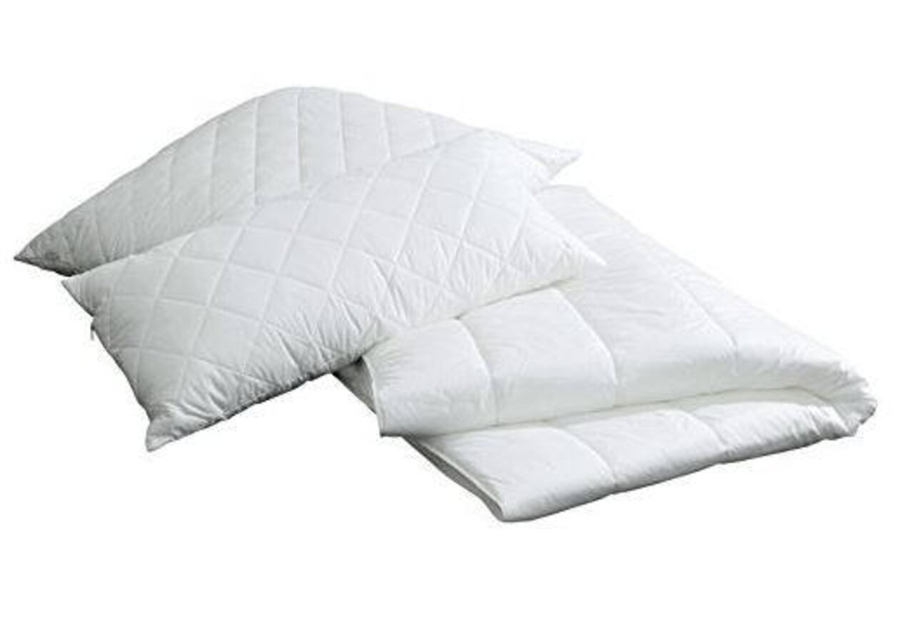 Ganzjahresbett 200x200cm mit zwei Kissen, aus der Vogelperspektive fotografiert.