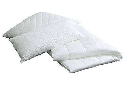 Ganzjahresbett 200x200cm mit zwei Kissen, aus der Vogelperspektive fotografiert.