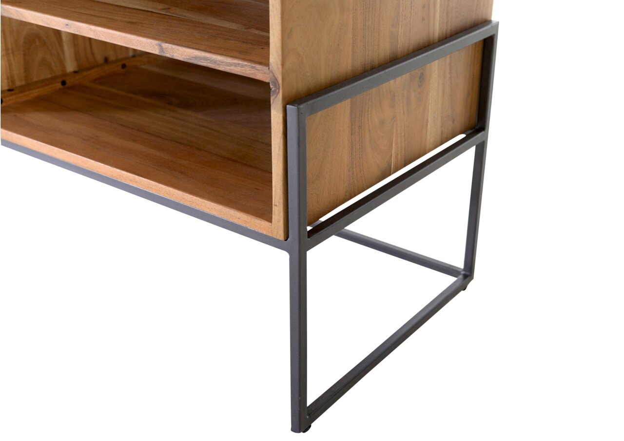 Nahaufnahme eines Lowboards aus Holz mit Metallrahmen, seitliche Perspektive