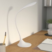 Moderne weiße Schreibtischleuchte mit flexiblem Hals, seitliche Perspektive auf einem Holztisch.