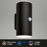 Schwarze zylindrische Akku-Außenwandleuchte mit warmweißem Licht, IP44-Schutz und Dämmerungssensor, seitliche Perspektive