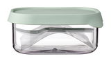 Frontalansicht einer transparenten Frischhaltebox mit grünem Deckel und integriertem Besteck.