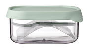 Frontalansicht einer transparenten Frischhaltebox mit grünem Deckel und integriertem Besteck.