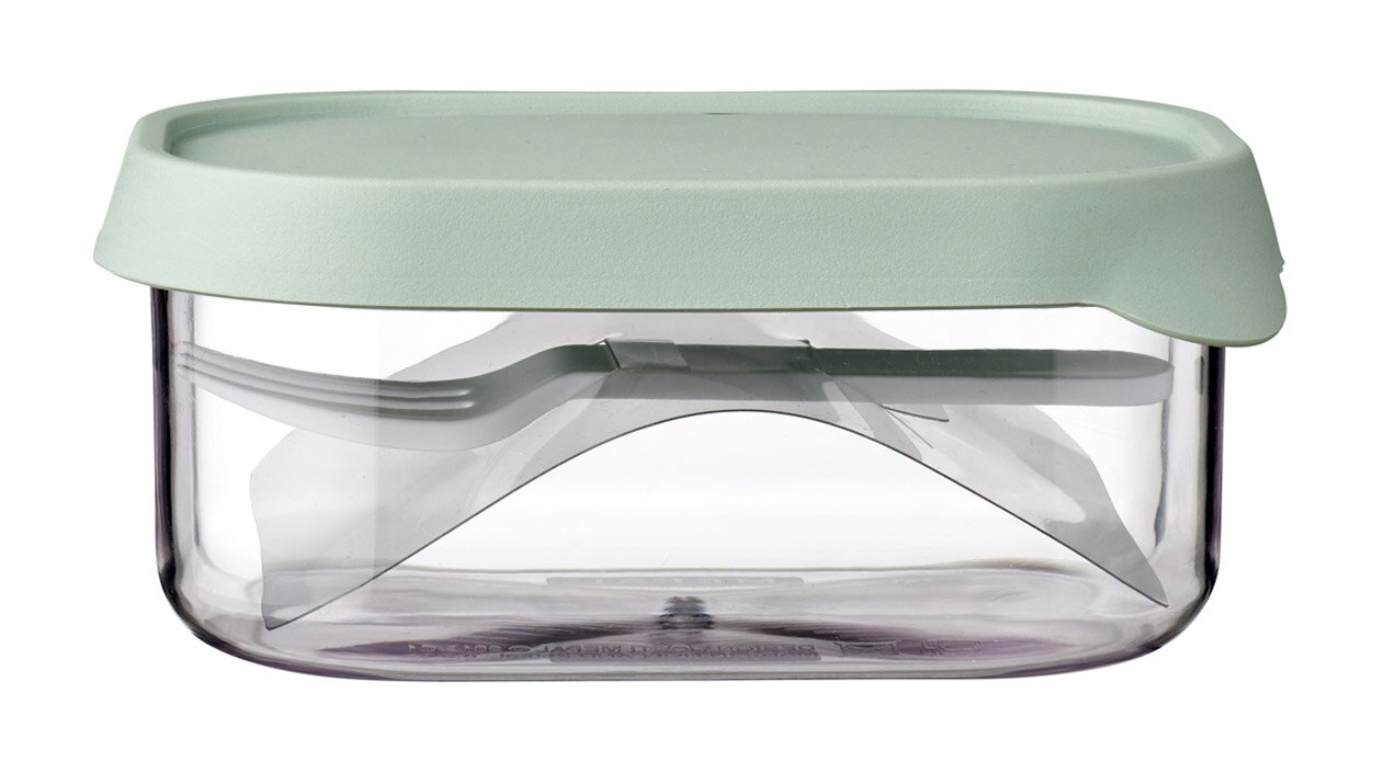 Frontalansicht einer transparenten Frischhaltebox mit grünem Deckel und integriertem Besteck.