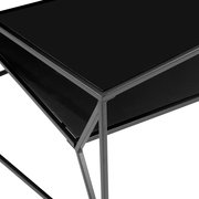 Moderner Beistelltisch mit schwarzer Glasplatte und Metallrahmen, seitliche Perspektive