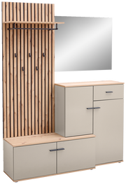 Kompaktgarderobe mit Holzpaneelen, mehreren Haken, einem Spiegel und Stauraum, seitliche Perspektive