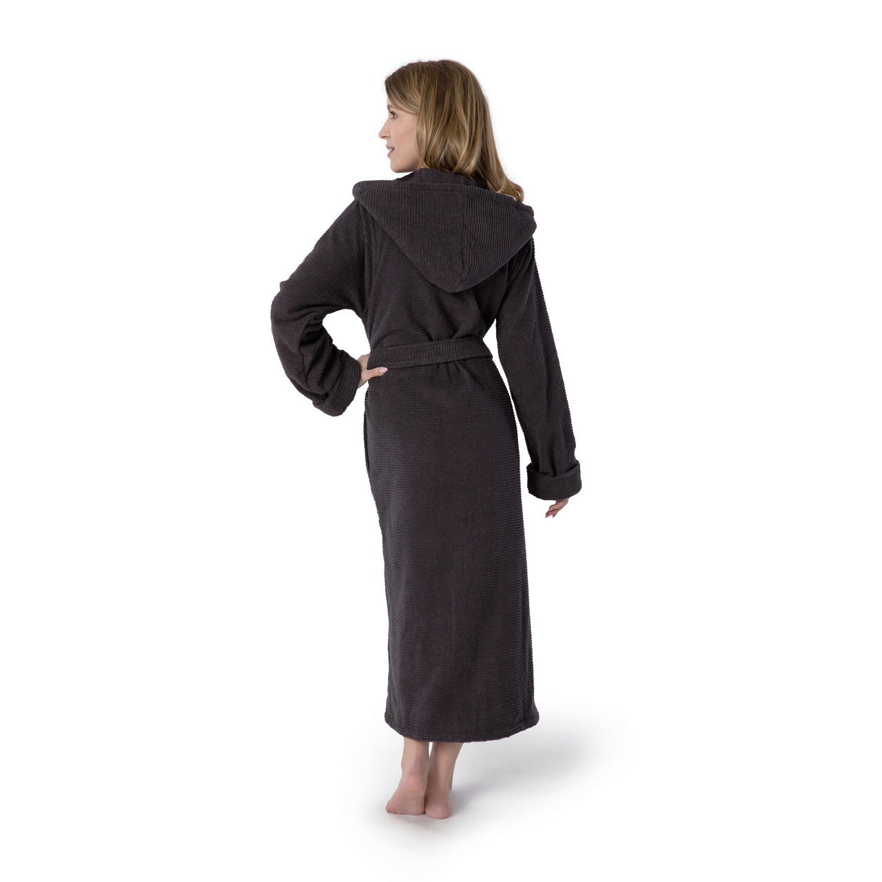 Rückansicht eines grauen Kapuzenbademantels in Größe M, getragen von einer Person.