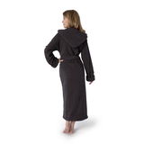 Rückansicht eines grauen Kapuzenbademantels in Größe M, getragen von einer Person.