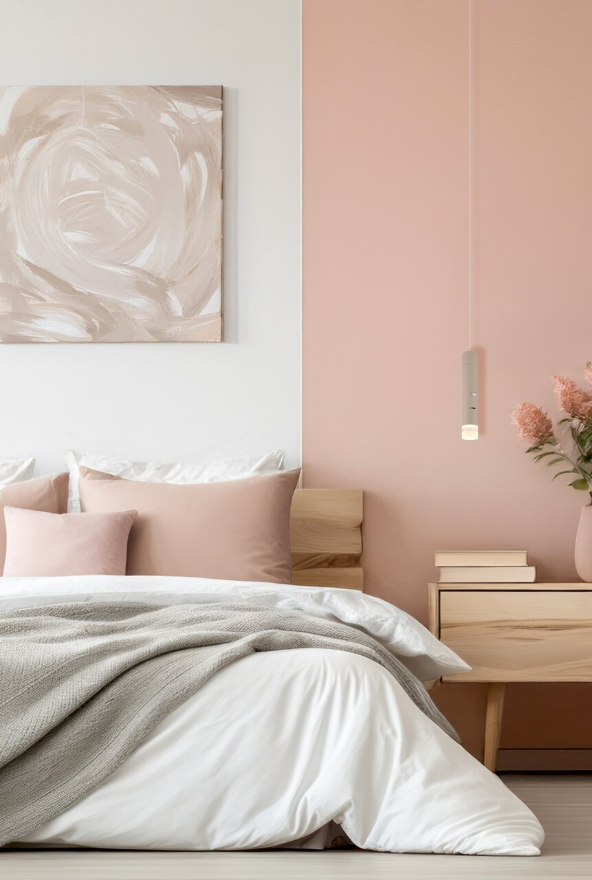 Moderne Akku-Pendelleuchte in einem stilvoll eingerichteten Schlafzimmer, seitliche Perspektive.