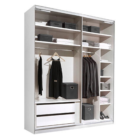 Schwebetürenschrank mit offener Frontansicht, zeigt Regale, Kleiderstangen und Schubladen zur Aufbewahrung.