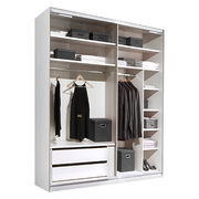 Schwebetürenschrank mit offener Frontansicht, zeigt Regale, Kleiderstangen und Schubladen zur Aufbewahrung.