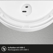 Nahaufnahme einer weißen Akku-Außenwandleuchte mit USB-C-Anschluss, von unten betrachtet.