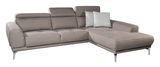 Graues Ecksofa mit verstellbaren Kopfstützen und zwei hellen Kissen, Perspektive von vorne rechts