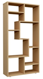 Modernes, hohes Bücherregal aus hellem Holz mit asymmetrischen offenen Fächern, freigestellt auf weißem Hintergrund, in leichter Frontansicht mit Perspektive von links oben.