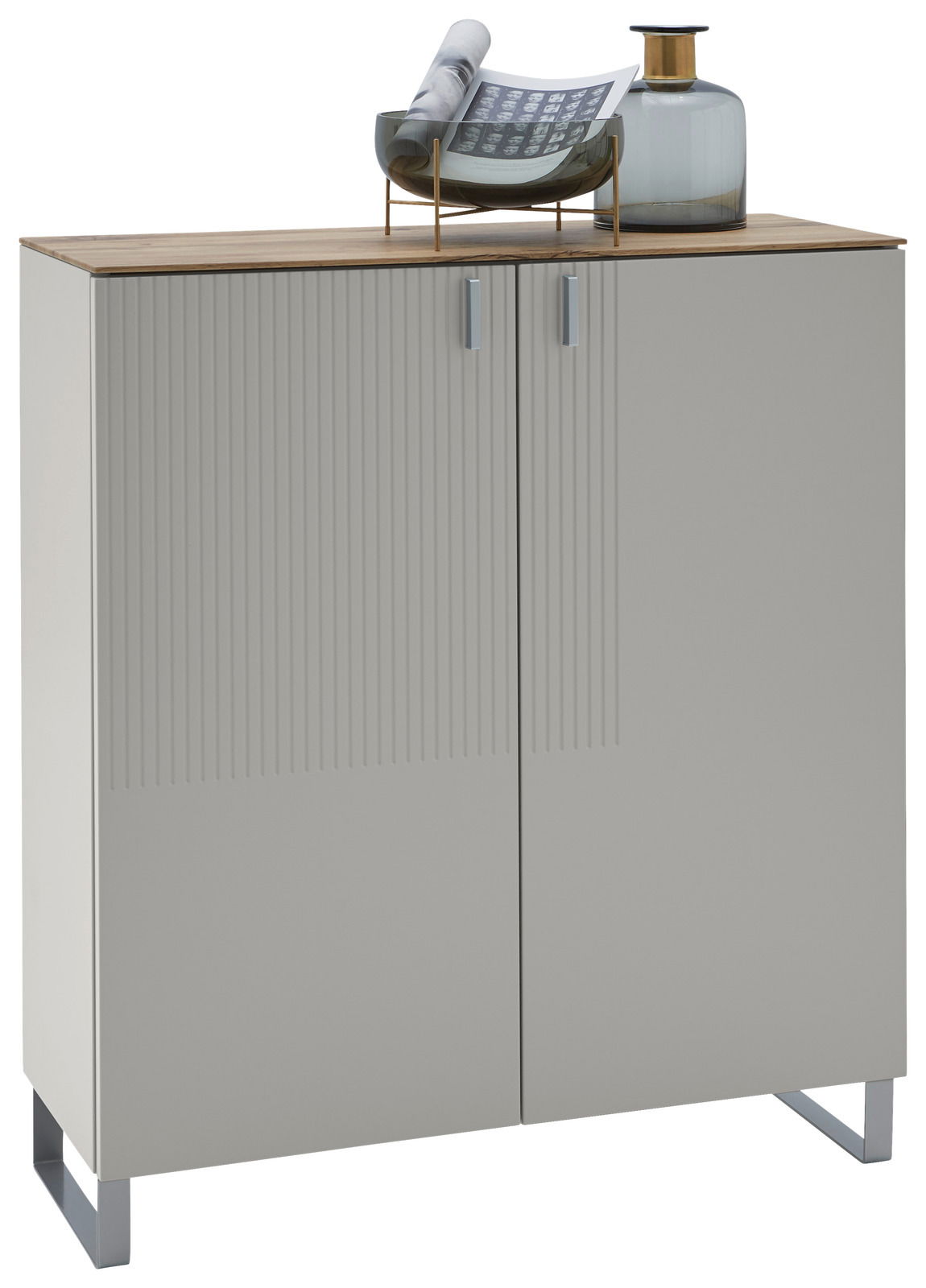 Dieter Knoll Schuhschrank CORTINA Moderner Schuhschrank mit zwei Türen, dekoriert mit einer Vase und einem Tablett, aus frontaler Perspektive.