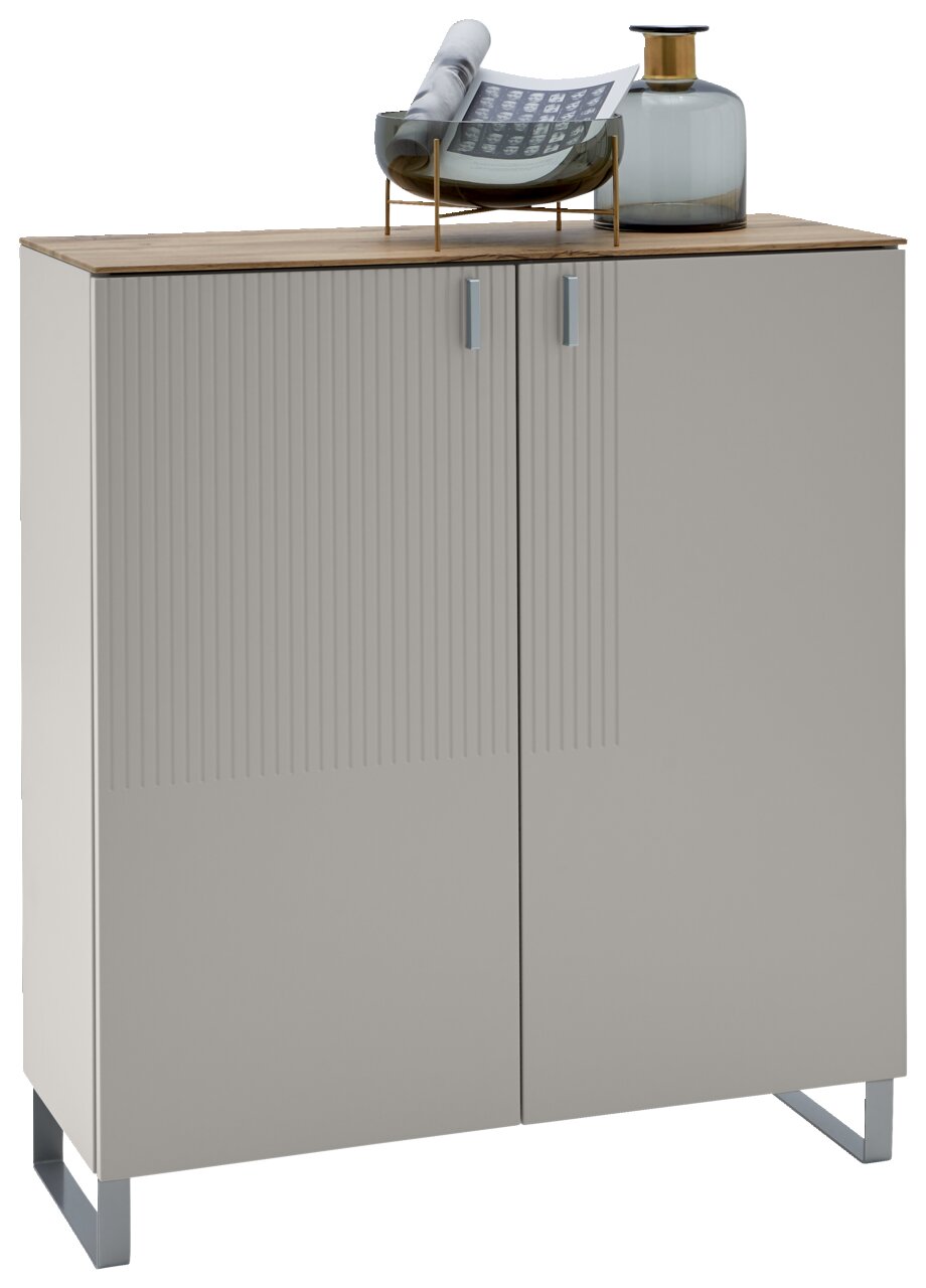 Dieter Knoll Schuhschrank CORTINA Moderner Schuhschrank mit zwei Türen, dekoriert mit einer Vase und einem Tablett, aus frontaler Perspektive.