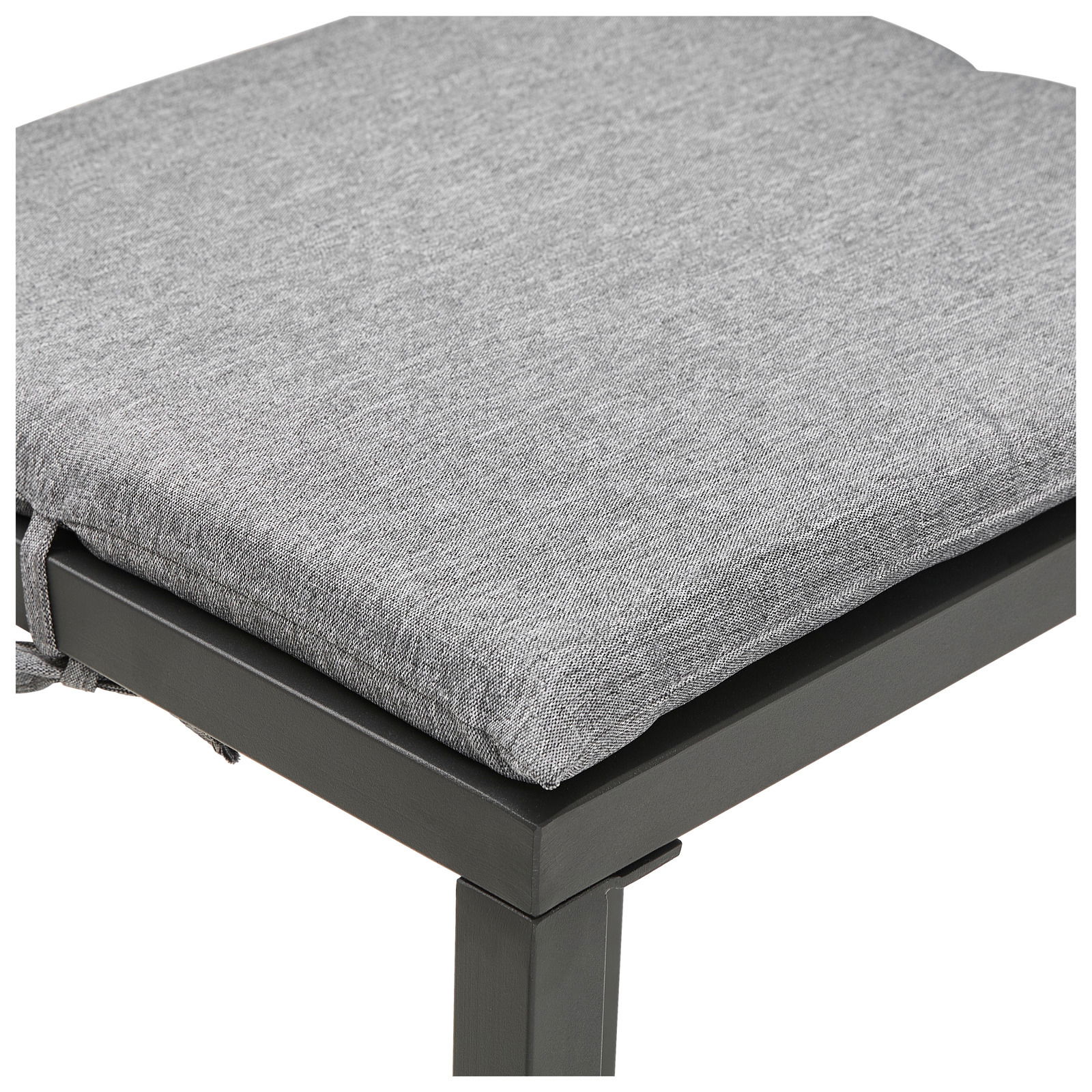 Nahaufnahme eines grauen Sitzkissens auf einem Metallrahmen, perspektivisch von oben fotografiert.