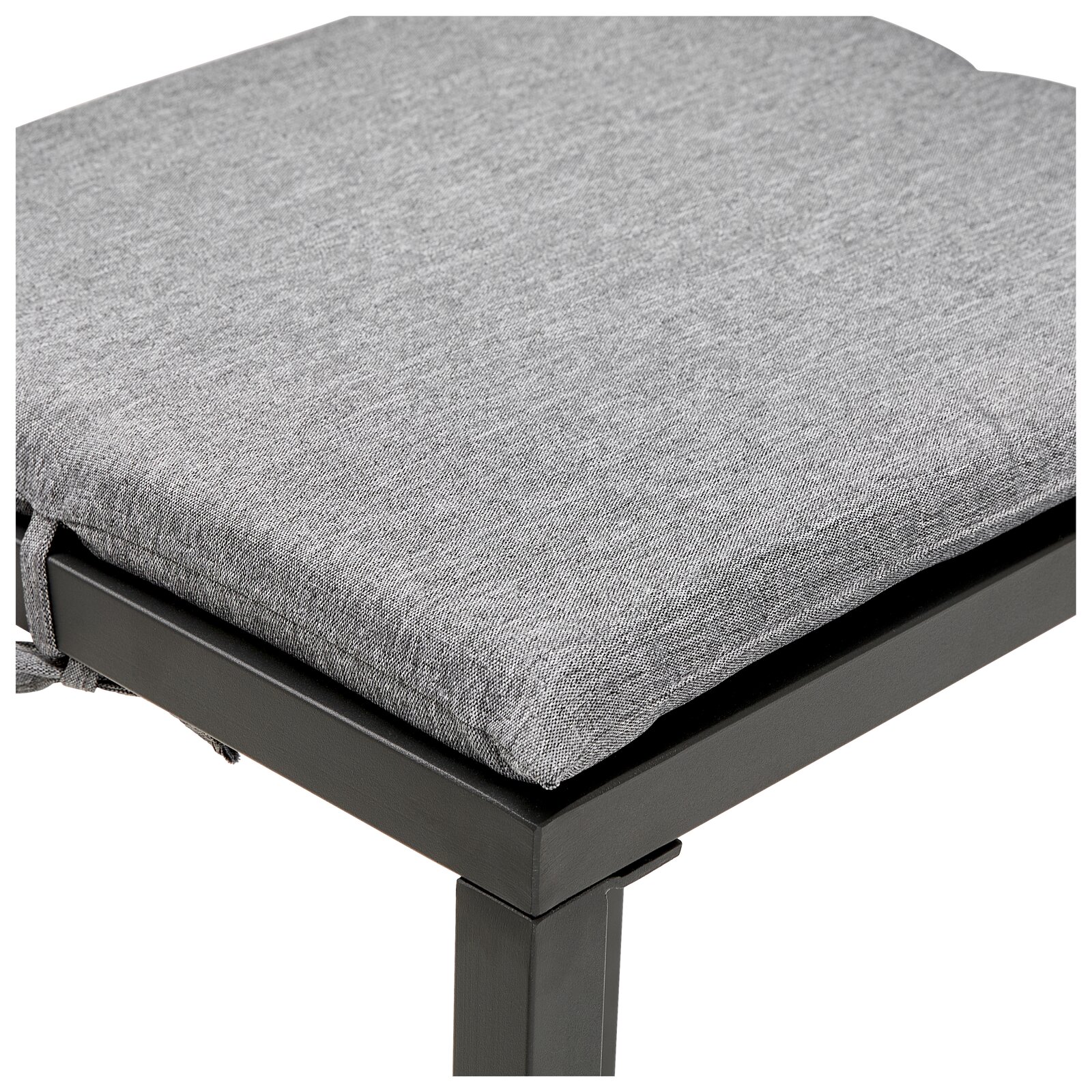 Nahaufnahme eines grauen Sitzkissens auf einem Metallrahmen, perspektivisch von oben fotografiert.