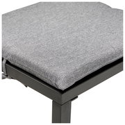 Nahaufnahme eines grauen Sitzkissens auf einem Metallrahmen, perspektivisch von oben fotografiert.