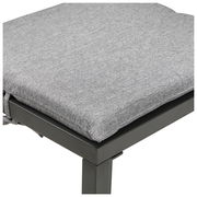 Nahaufnahme eines grauen Sitzkissens auf einem Metallrahmen, perspektivisch von oben fotografiert.