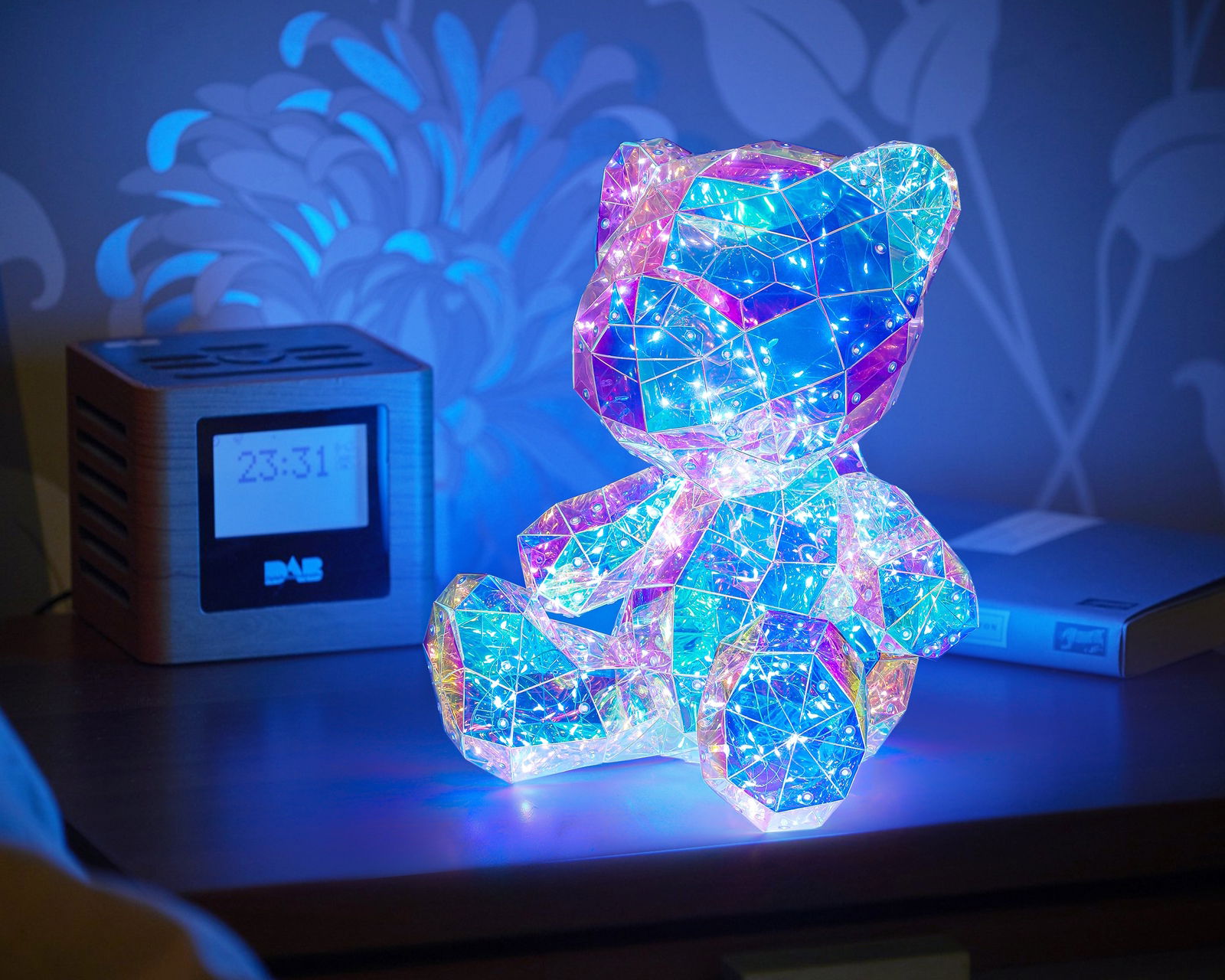 LED-Dekoleuchte in Form eines Bären, leuchtend in verschiedenen Farben, seitliche Perspektive