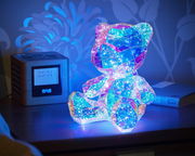 LED-Dekoleuchte in Form eines Bären, leuchtend in verschiedenen Farben, seitliche Perspektive
