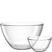 Zwei transparente Glasschalen in unterschiedlicher Größe, frontal fotografiert. Die größere Schale steht links und die kleinere rechts.