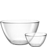 Zwei transparente Glasschalen in unterschiedlicher Größe, frontal fotografiert. Die größere Schale steht links und die kleinere rechts.