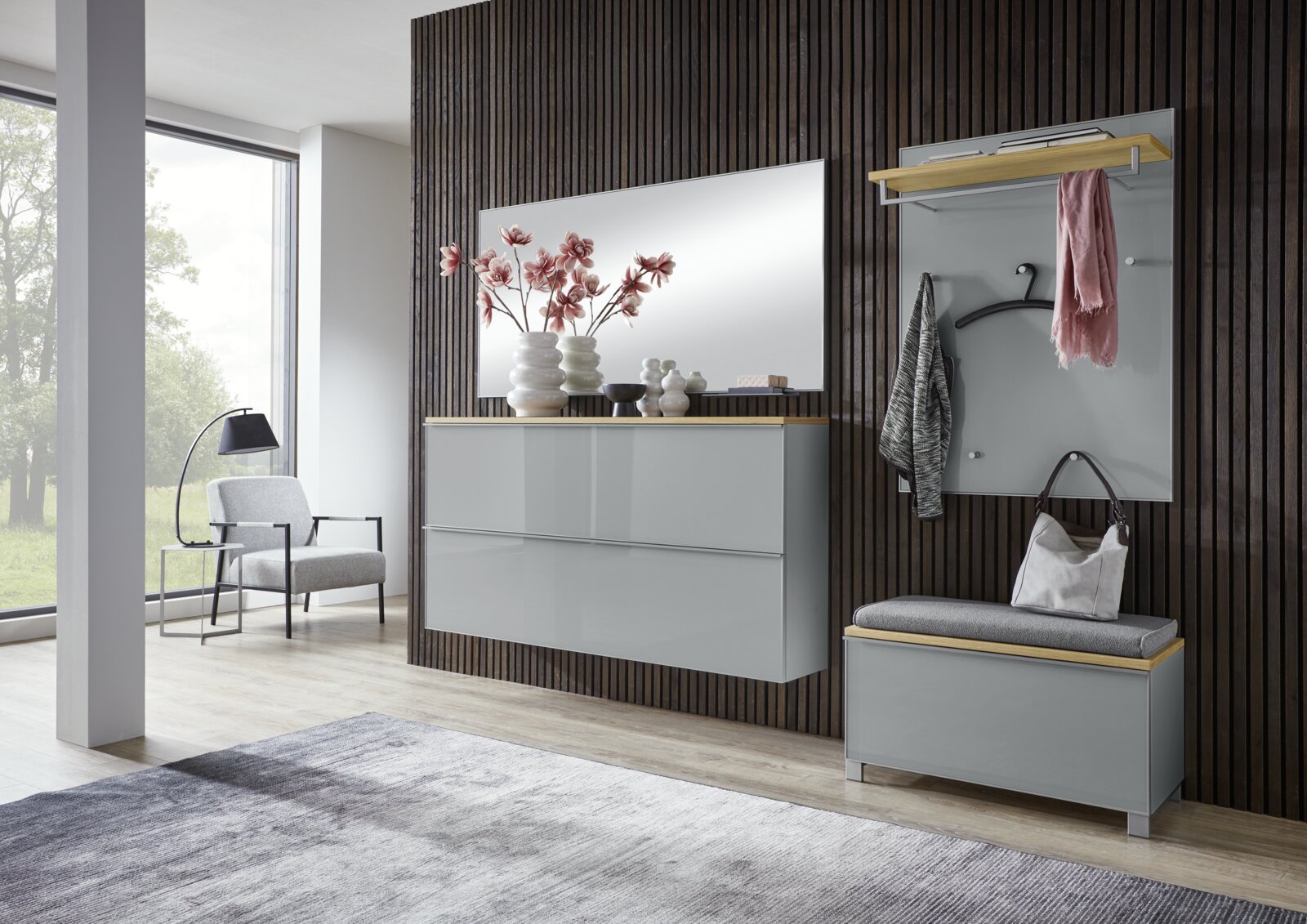 VOSS Garderoben-Set 6-tlg. VORTINA Modernes Garderoben-Set im Flur mit grauer Hochglanz-Kommode, großem Wandspiegel, Garderobenpaneel mit Haken und Ablage sowie Sitzbank mit Polster, frontal in leichter Schrägansicht von links fotografiert.
