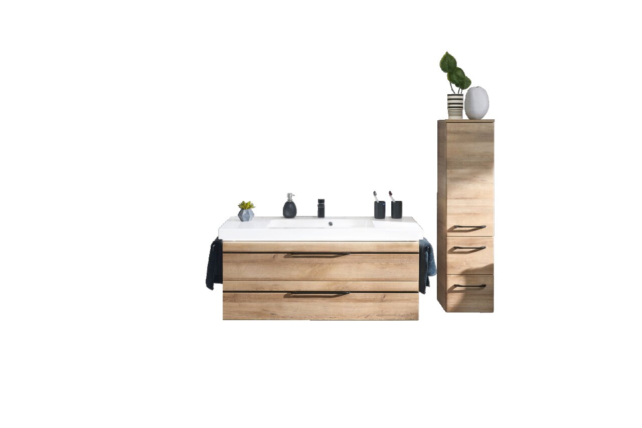 Moderne Badkombination mit Holzoptik, bestehend aus einem Waschtisch mit zwei Schubladen, einem großen Spiegel und einem hohen Schrank, frontal aufgenommen.