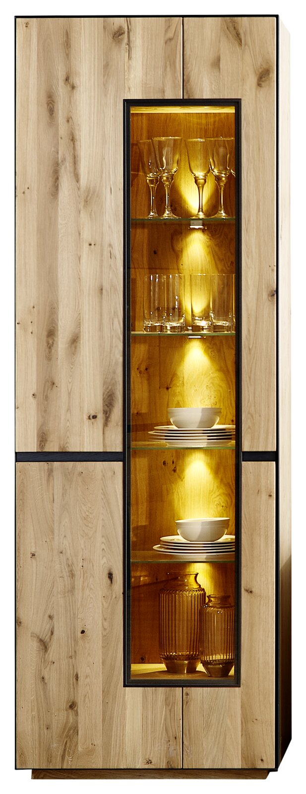 Frontaanzicht van een hoge vitrinekast in naturel eikenlook met zwarte accenten, centraal glazen kijkvenster, glazen legplanken en warme ledverlichting