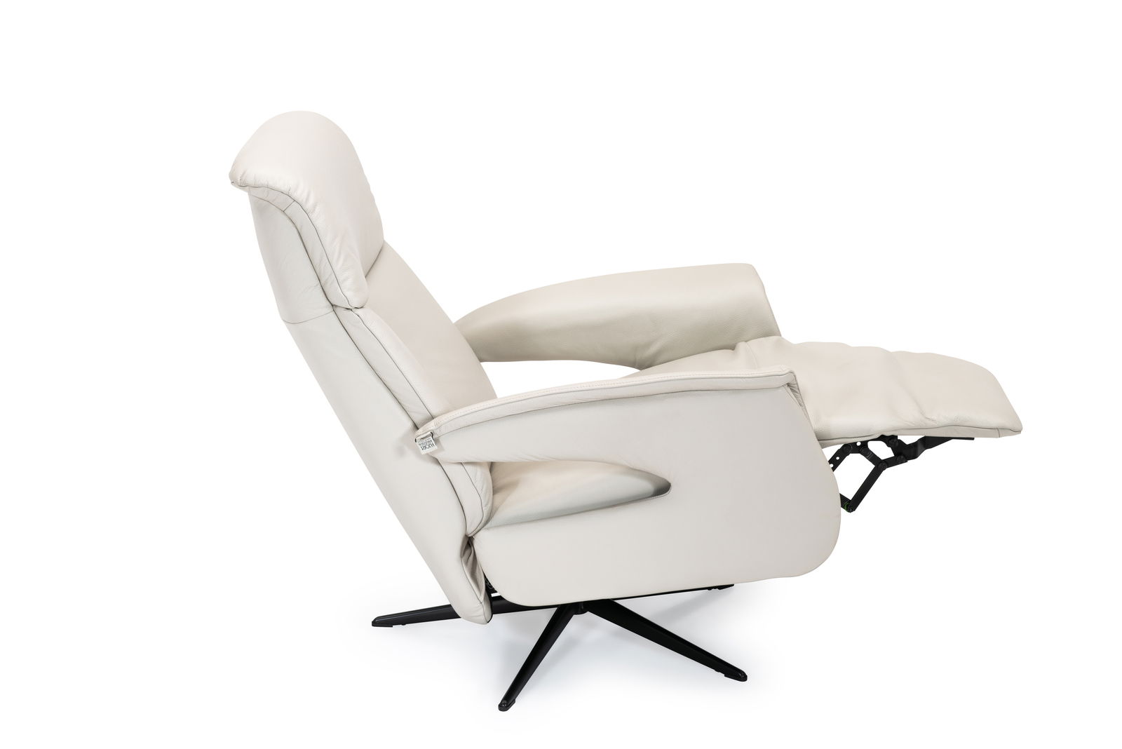 Seitliche Ansicht eines weißen Relaxsessels Welnova 8035 SUPERIOR mit ausgeklappter Fußstütze auf schwarzem Drehfuß.