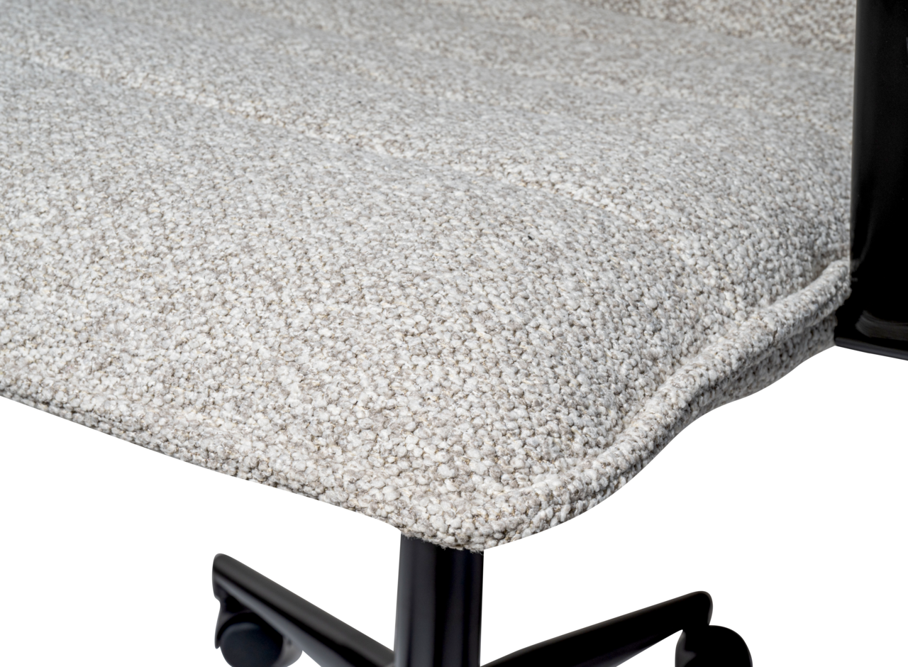 Nahaufnahme eines gepolsterten Drehstuhlsitzes mit hellgrauem Stoffbezug und schwarzem Metallgestell, seitliche Perspektive.