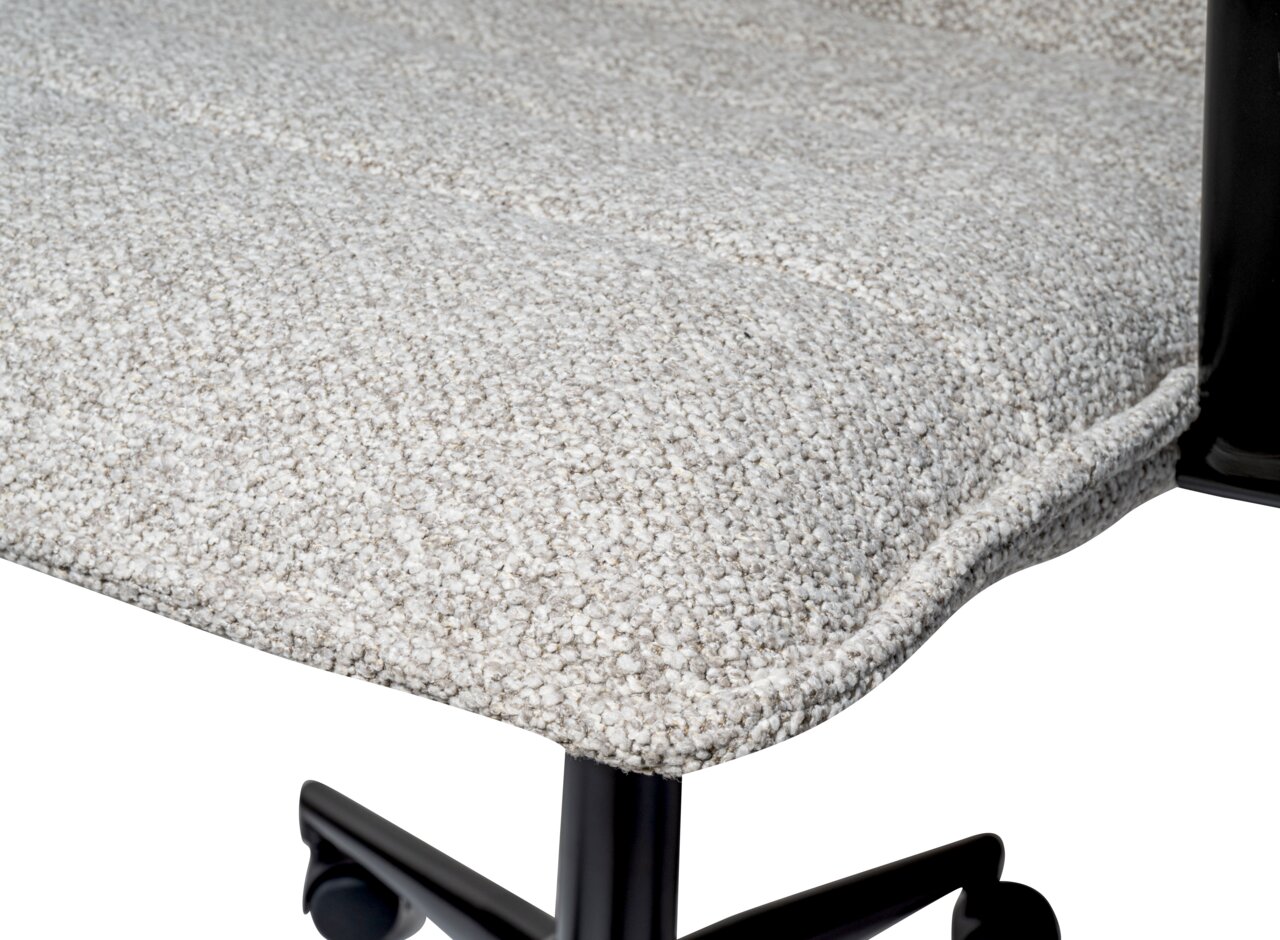 Nahaufnahme eines gepolsterten Drehstuhlsitzes mit hellgrauem Stoffbezug und schwarzem Metallgestell, seitliche Perspektive.