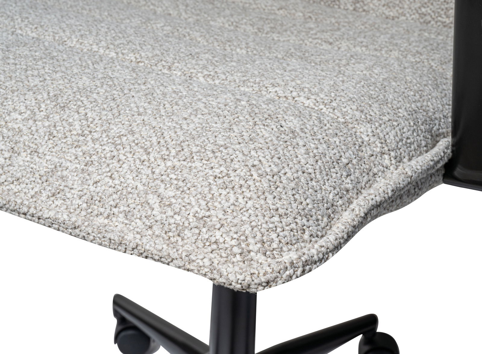 Nahaufnahme eines gepolsterten Drehstuhlsitzes mit hellgrauem Stoffbezug und schwarzem Metallgestell, seitliche Perspektive.
