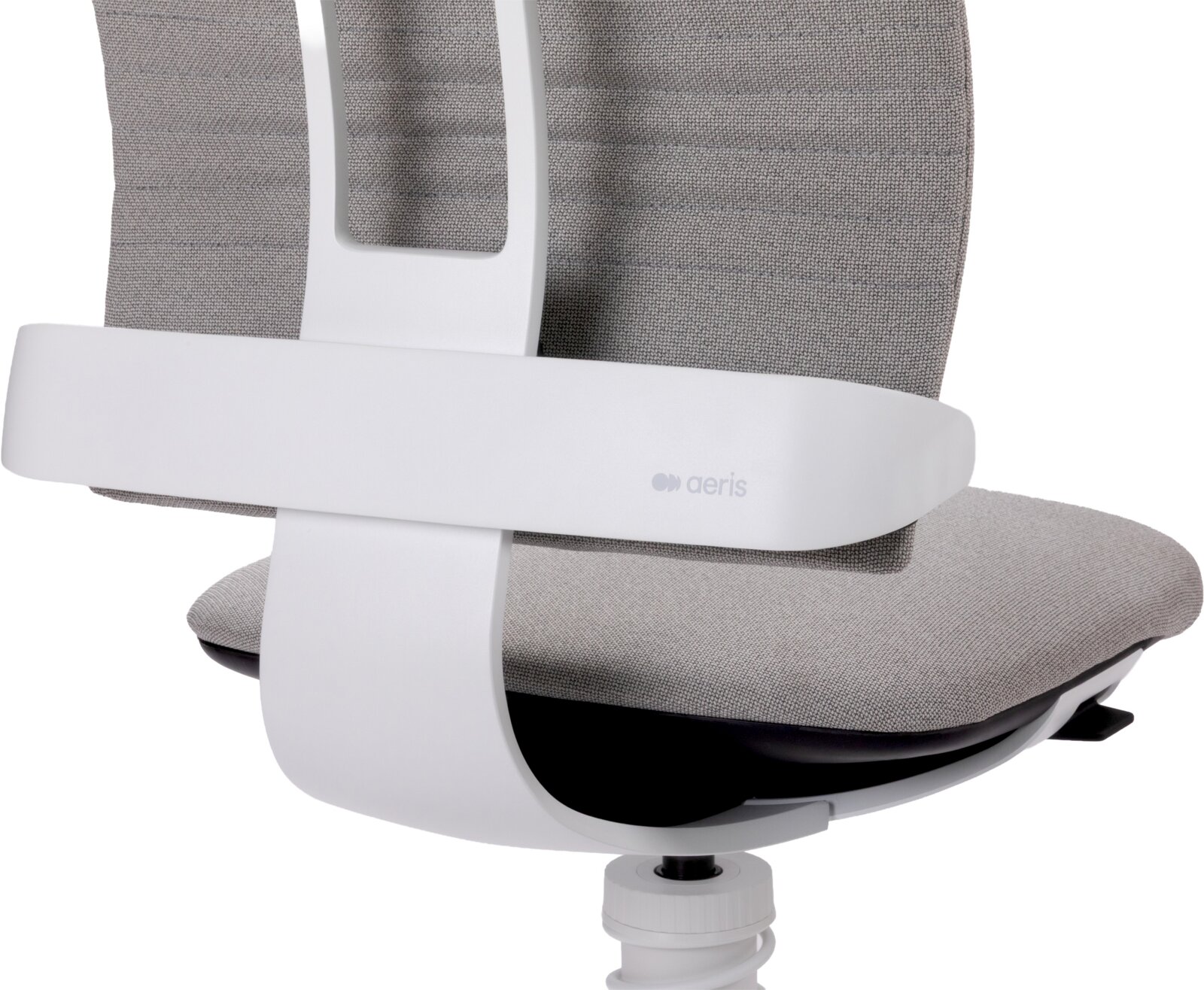 Close-up zijaanzicht van een grijze ergonomische bureaustoel met witte armleuning en frame, met Aeris-logo op de armleuning