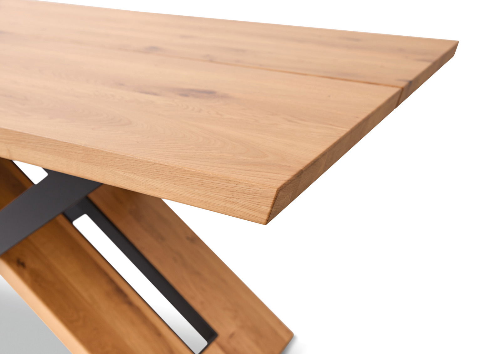 Nahaufnahme eines modernen Esstisches aus Holz mit schrägen Beinen und Metallakzenten, seitliche Perspektive.