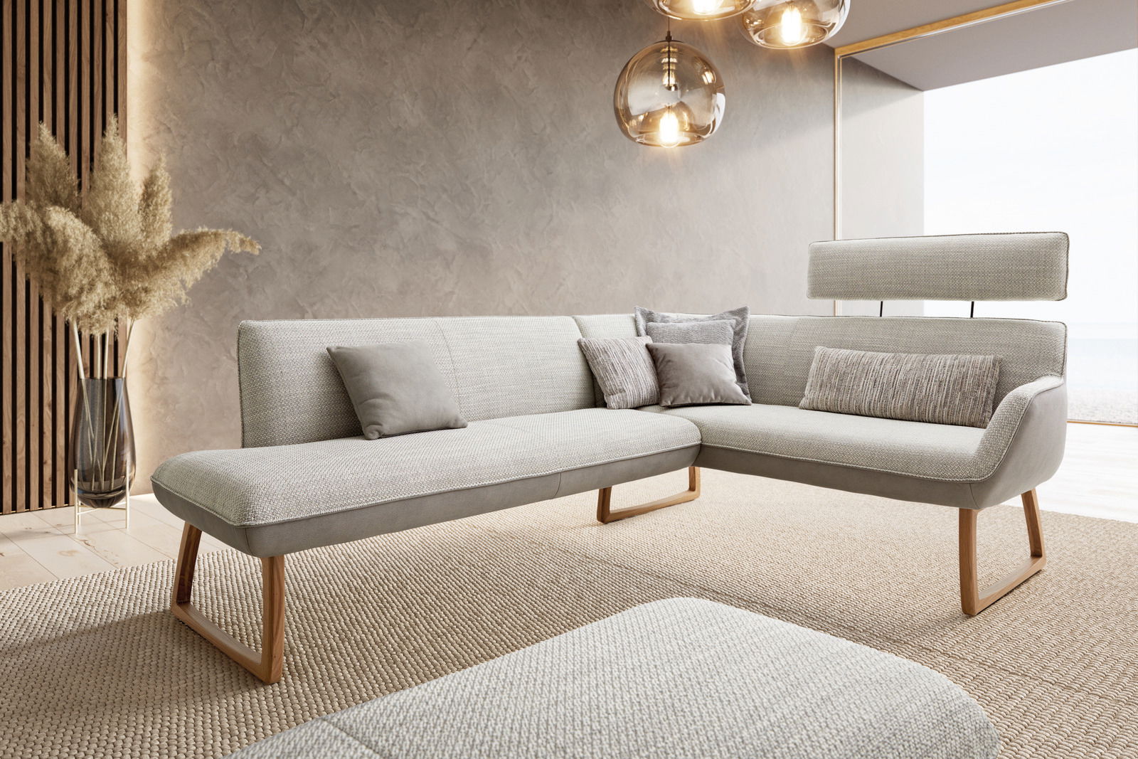 Moderne Eckbank in hellem Stoff mit Holzbeinen, seitliche Perspektive