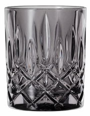 Nahaufnahme eines Whiskybechers aus Glas mit rauchigem Design und facettiertem Muster.