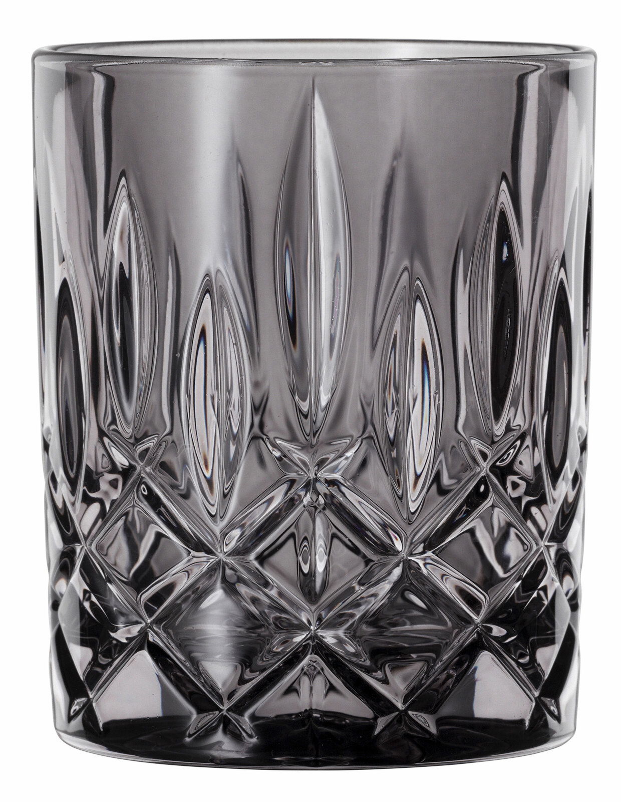 Nahaufnahme eines Whiskybechers aus Glas mit rauchigem Design und facettiertem Muster.