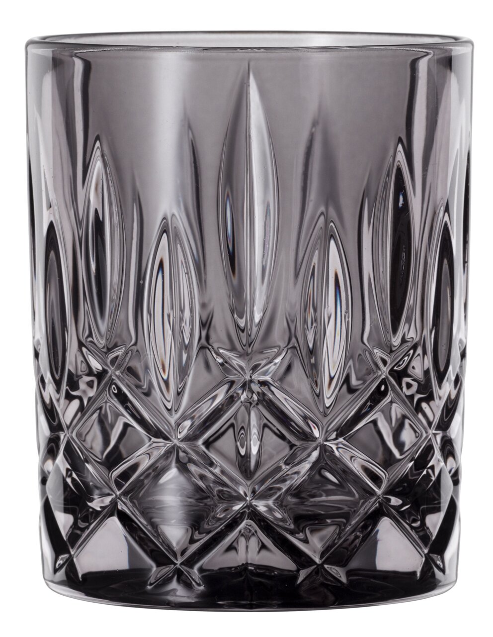 Close-up van een glazen whiskyglas met een rokerig ontwerp en een gefacetteerd patroon.