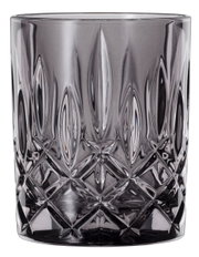 Close-up van een glazen whiskyglas met een rokerig ontwerp en een gefacetteerd patroon.