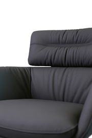 Nahaufnahme eines schwarzen Armlehnstuhls aus Leder, Fokus auf die Rückenlehne und Sitzfläche, seitliche Perspektive.