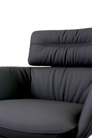 Nahaufnahme eines schwarzen Armlehnstuhls aus Leder, Fokus auf die Rückenlehne und Sitzfläche, seitliche Perspektive.