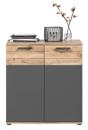 Kommode mit Holz- und Grautönen, dekoriert mit Büchern, einem Drahtkorb und einer Vase mit Zweigen, Frontalansicht